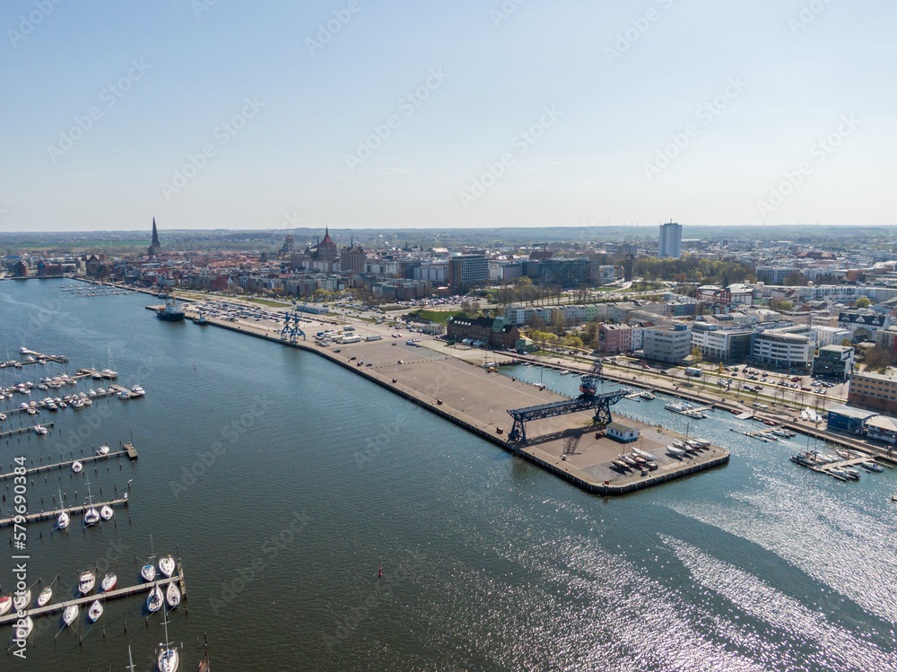 Rostock Hansestadt Großstadt Luftaufnahme von oben Fluss Warnow Ostsee Hafengebiet aus der Luft