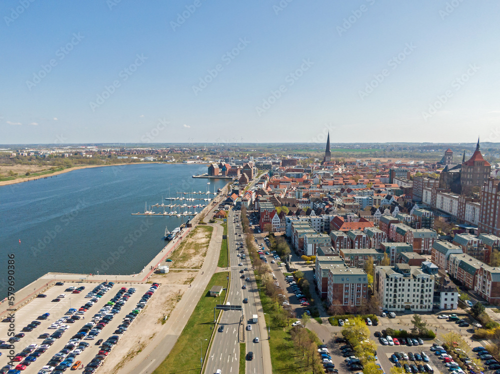 Dt. Hansestadt An Der Ostsee Kreuzworträtsel Rostock Hansestadt Großstadt Luftaufnahme von oben Fluss Warnow Ostsee