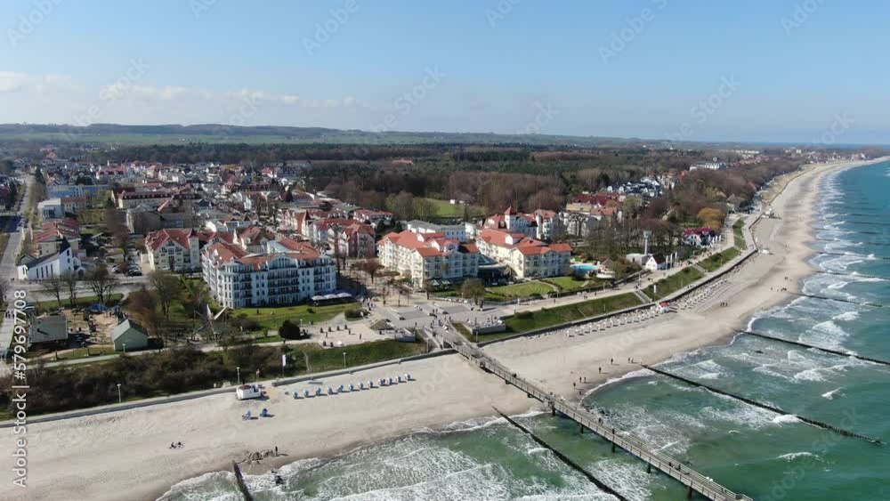 Kühlungsborn Überflug über die Seebrücke mit Blick auf die Innenstadt / Promenade und Strand Luftaufnahme von oben Holzbrücke im Meer
