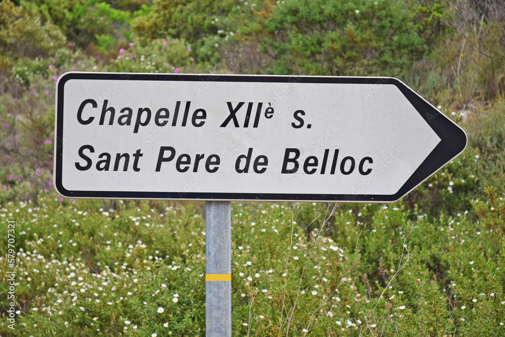 Panneaux de signalisation : direction  chapelle XIIème siècle, Vinça, Pyrénées orientales, Roussillon, Occitanie, France.