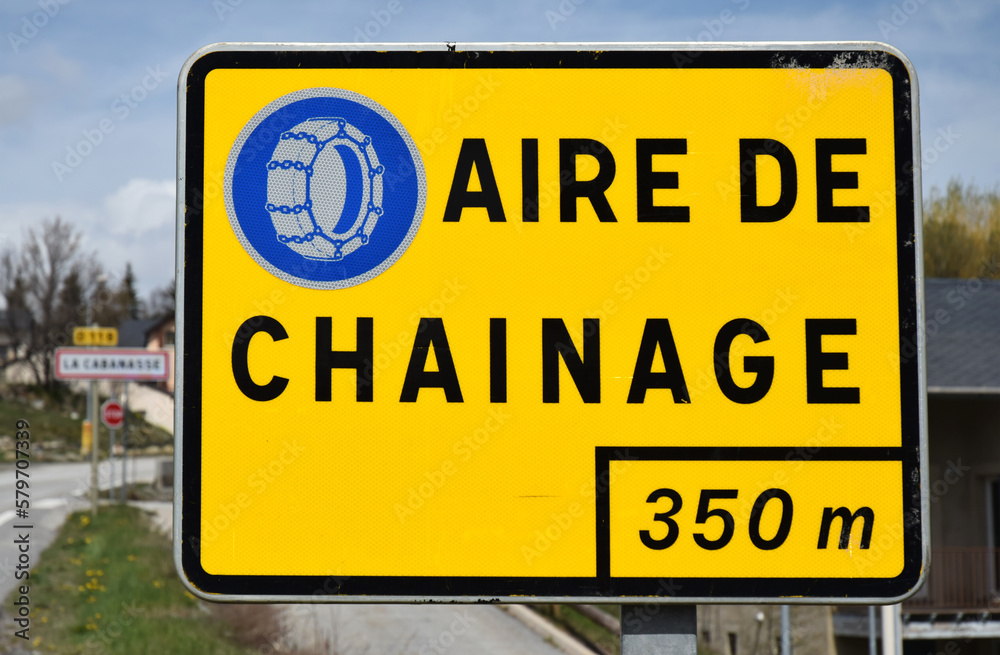 Panneau routier provisoire : aire de chaînage Panneau routier provisoire : aire de chaînage
