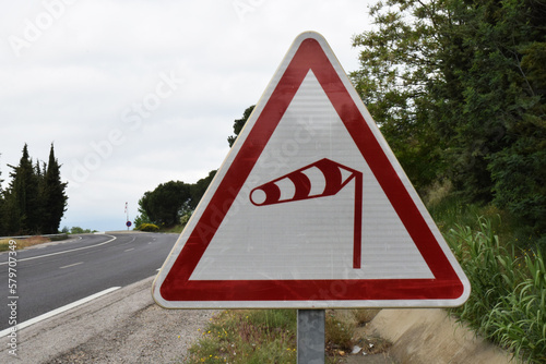 Panneau routier : danger aux vents violents. photo
