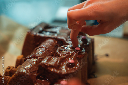 Dekoration von einem Schokokuchen mit Smarties