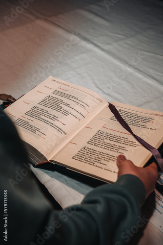 Liturgisches Messbuch auf einem Altar