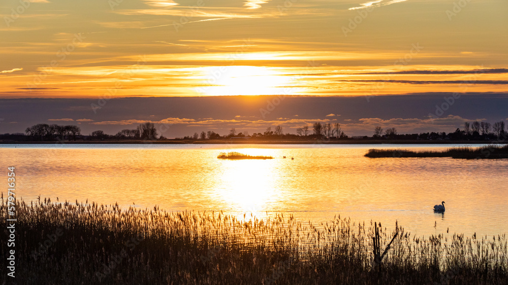 Zum Sonnenuntergang am Bodden von Zingst.