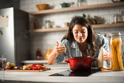 Valokuvatapetti Beautiful pregnant woman preparing delicious food