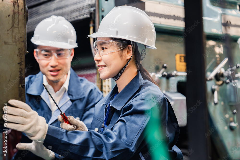 保護メガネを装着して設備の保守点検をする技術者