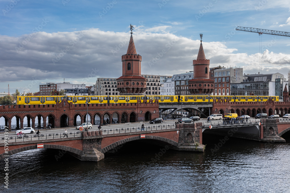 Fototapeta premium Yellow U-Bahn train crossing over the Oberbaum Bridge in Berlin