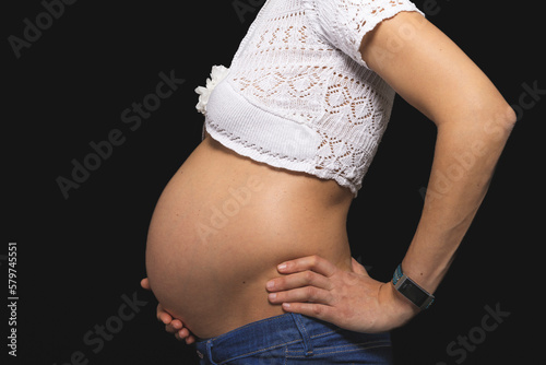 Le ventre d'une jeune femme enceinte photo