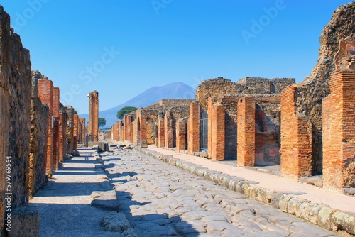 Foto Pompeii, Campania, Naples, Italy - ruins of an ancient city buried under volcani