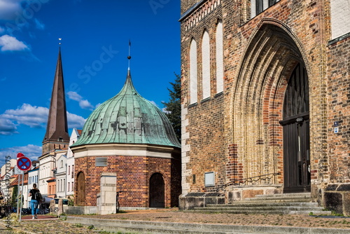 rostock, deutschland - portal der nikolaikirche, altstädter born  und turm der petrikirche im hintergrund photo