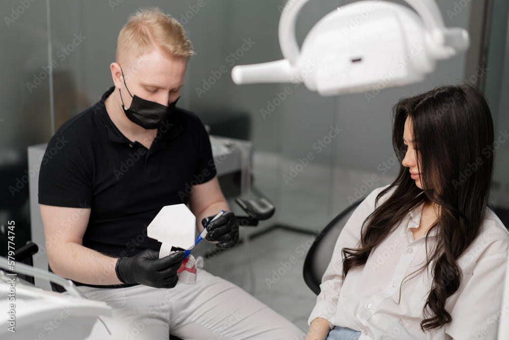 Obraz premium Dentistry patient at a consultation with a dentist