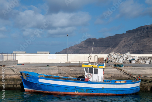 Barco de pesca artesanal amarrado en el puerto photo