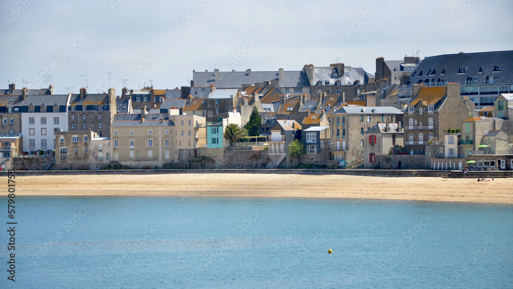 Naklejka premium Vue sur la plage des bas sablons depuis la cité d'alet, france Bretagne, ile et vilaine, saint Malo