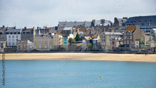 Vue sur la plage des bas sablons depuis la cité d'alet, france Bretagne, ile et vilaine, saint Malo