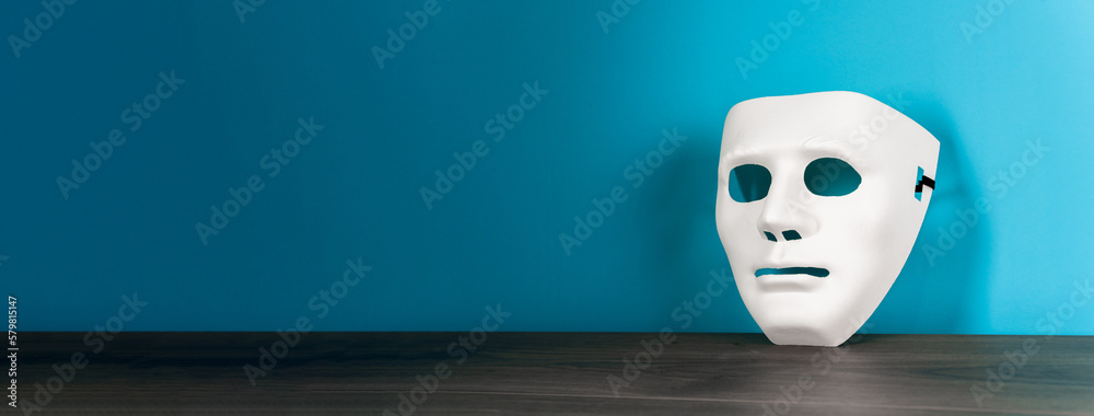 White mask on the table - obrazy, fototapety, plakaty 