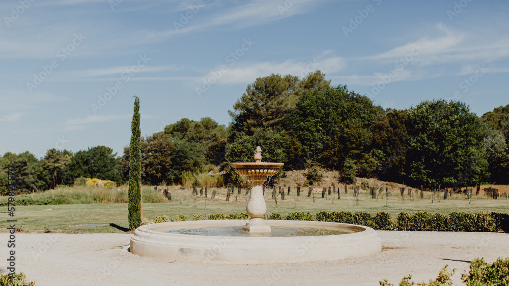 La fontaine dans l'allée en Provence