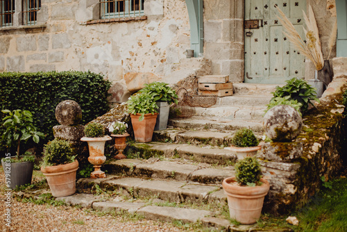 Les marches et pot de fleurs à l'entrée de la maison ancienne 
