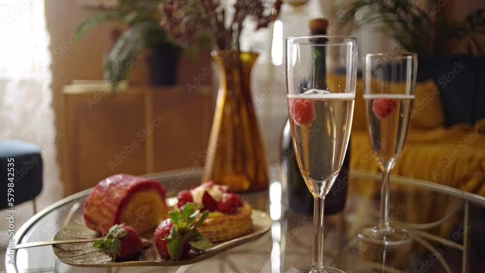 Framboise lâchée dans un verre de champagne crémant vin blanc pétillant boisson luxe gastronomie gâteaux Framboise lâchée dans un verre de champagne crémant vin blanc pétillant boisson luxe gastronomie gâteaux
