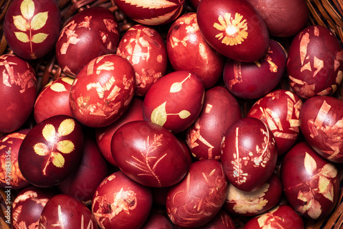 Obraz na płótnie Traditional easter eggs dyed in onion peel. w salonie