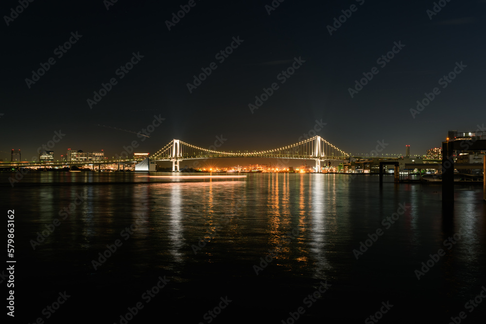 東京湾レインボーブリッジと品川コンテナ埠頭の夜景