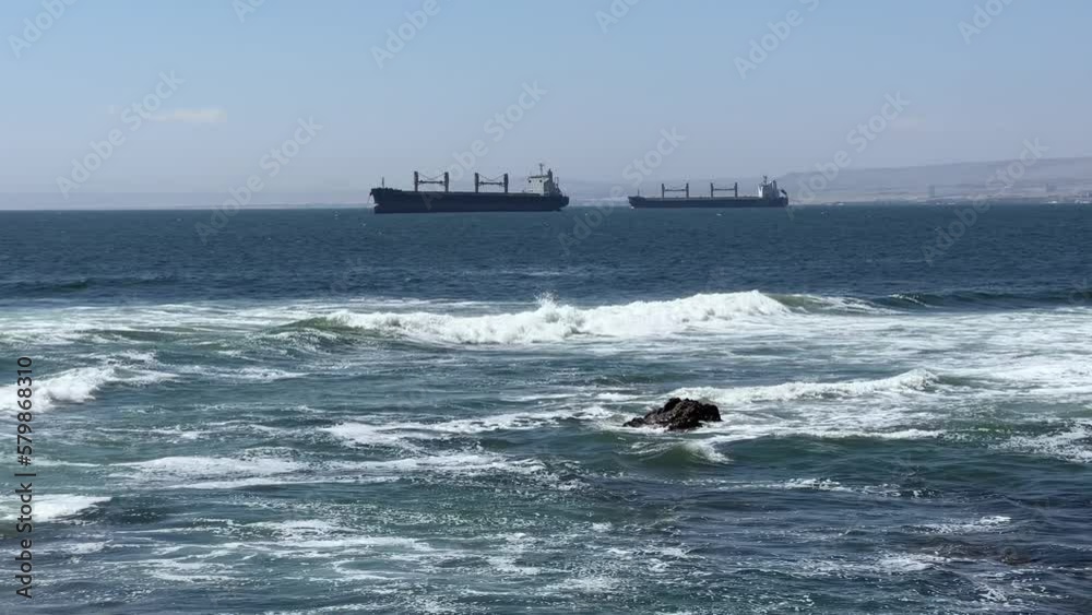 Oceano pacifico en las costas de antofagasta con buques navieros
