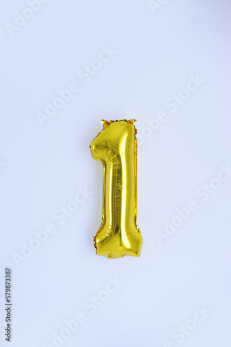 balão inflavel dourado em formato de numero um 