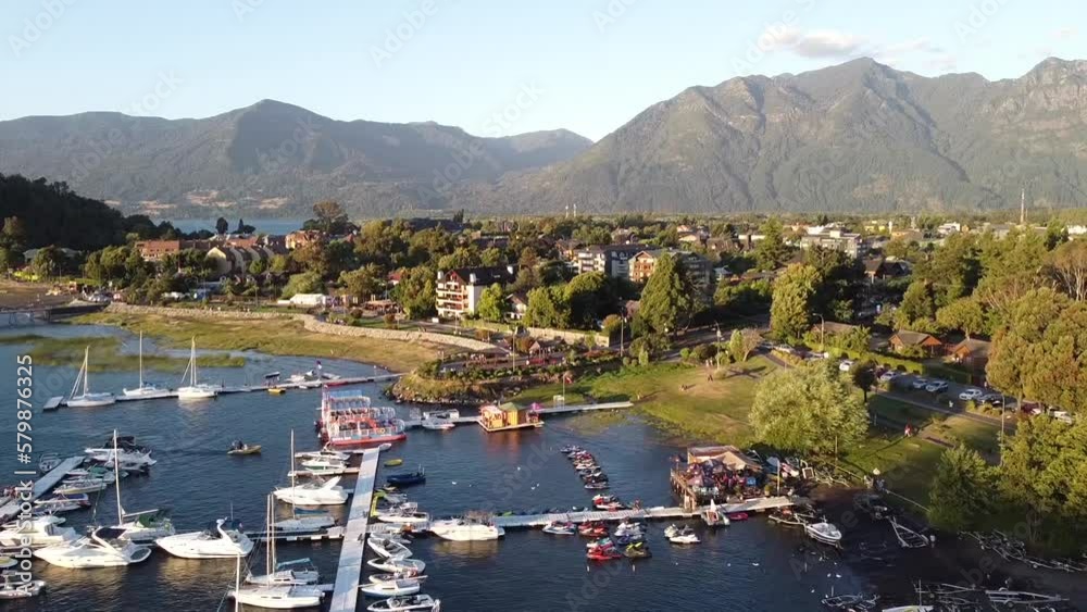 Volando dron por pueblo cerca de volcan con bosques