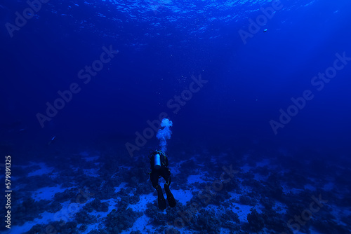 diver scuba depth blue lonely © kichigin19