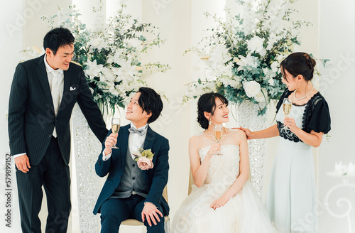 Obraz na płótnie 結婚式の披露宴で話す新郎新婦と家族・友人・親族（アジア人・日本人・中国人・韓国人） 
