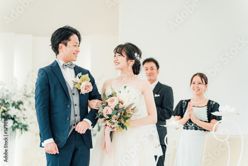 Naklejka 結婚式を行う新郎新婦と家族・友人・親族（アジア人・日本人・中国人・韓国人） 