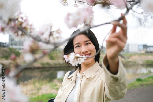 桜に触れる女性