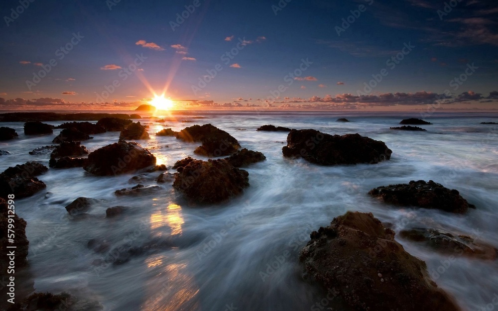 Fototapeta premium sunrise over the sea