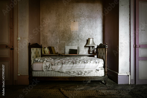 URBEX chambre dans une maison abandonnée