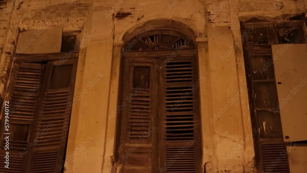 Casa abandonada com iluminação amarela de baixo para cima Casa abandonada com iluminação amarela de baixo para cima