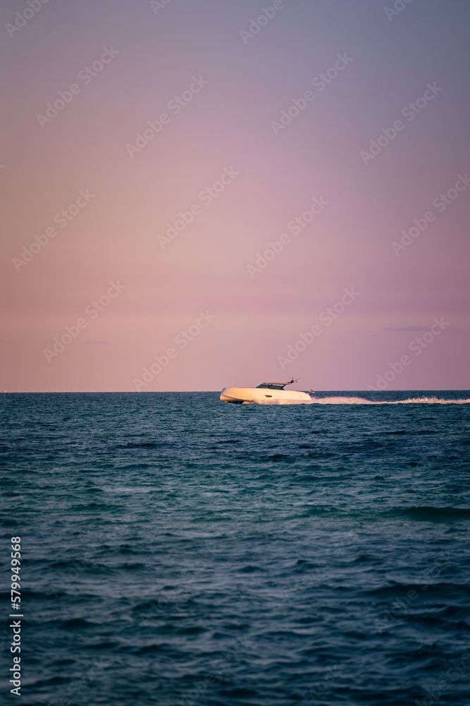 Obraz premium yacht in the sea sunset Miami Beach