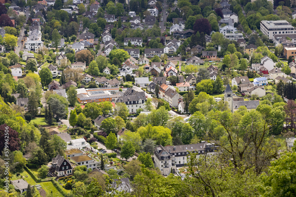 Luftaufnahme von einem Wohngebiet mit vielen Häusern