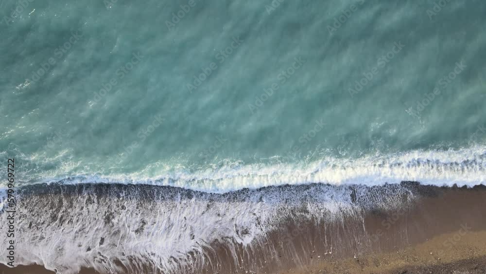 plage de galets et sable en vue aérienne avec le ressac des vagues ...