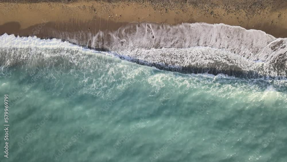 vagues sur une plage en vue aérienne