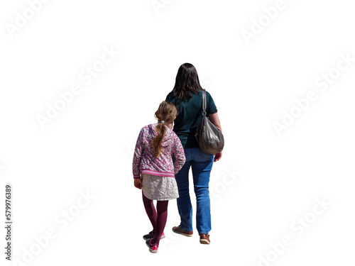 Une maman et sa fillette photographiées de dos , elles marchent ensembles, beau temps. 