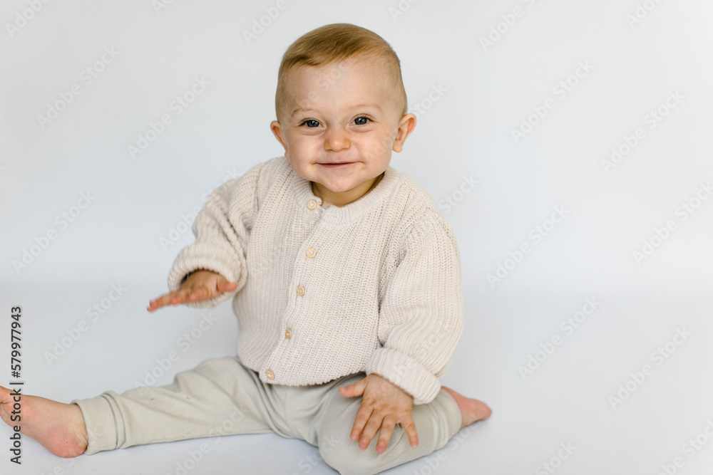 Lachender kleiner Junge sitzt und lacht fröhlich Lachender kleiner Junge sitzt und lacht fröhlich