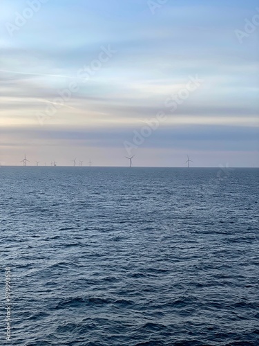 Die Fähre von Travemünde nach Trelleborg fährt an einem Windpark in der Ostsee in der Nähe der schwedischen Küste vorbei. Gerade geht die Sonne auf. © Malte Florian Klein