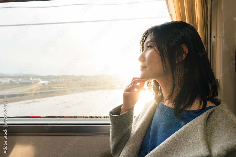 電車で旅行へ行く女性 StockFoto Adobe Stock