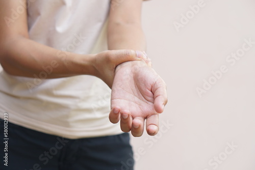 woman has muscle weakness in her hand