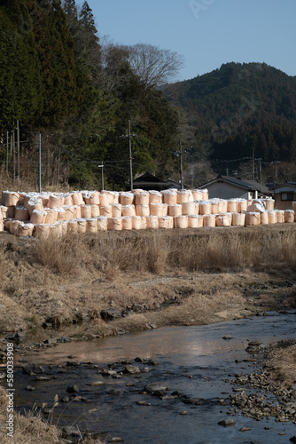 川沿いに置かれた土嚢