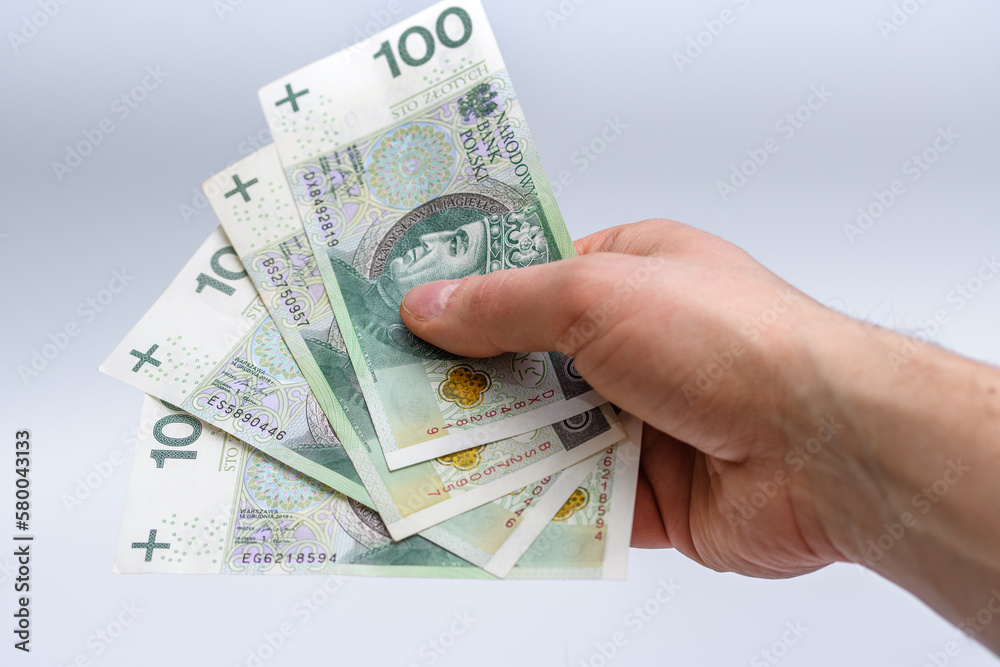Pieniądze trzymane w dłoni na białym tle Pieniądze trzymane w dłoni na białym tle