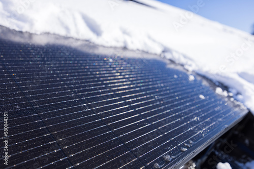 Mit Schnee bedeckte Solarpanele auf dem Dach eines Hauses in Deutschland photo