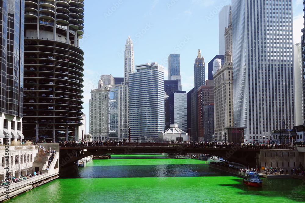 Naklejka premium Green Chicago River