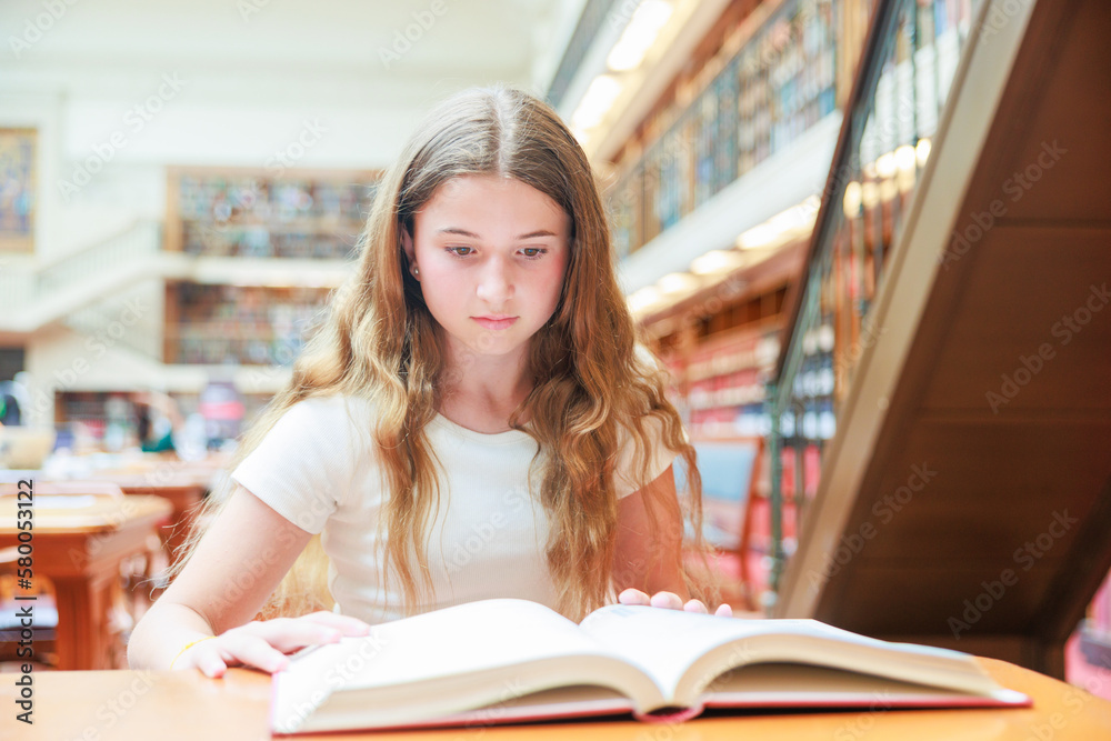 シドニーの図書館で本を読むオーストラリア人少女 シドニーの図書館で本を読むオーストラリア人少女