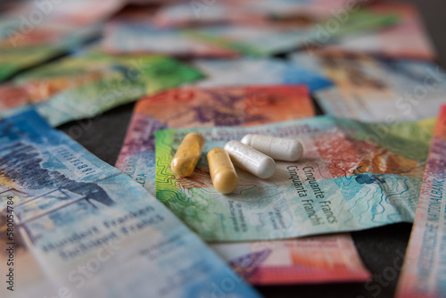 Medicines are symbolically placed on the Swiss franc banknotes. The inflation does not stop in the pharmacy either.